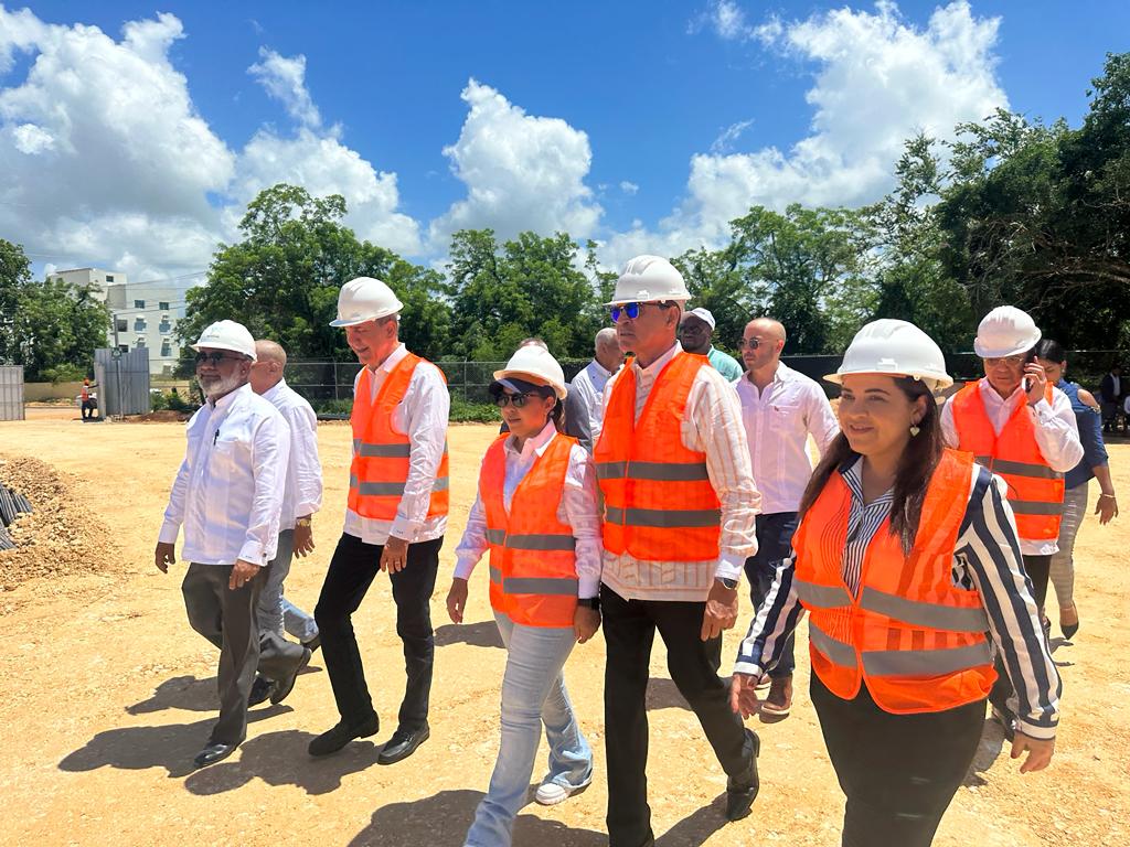 El ministro del MESCYT visita la obra en construcción de la Universidad de La Romana 