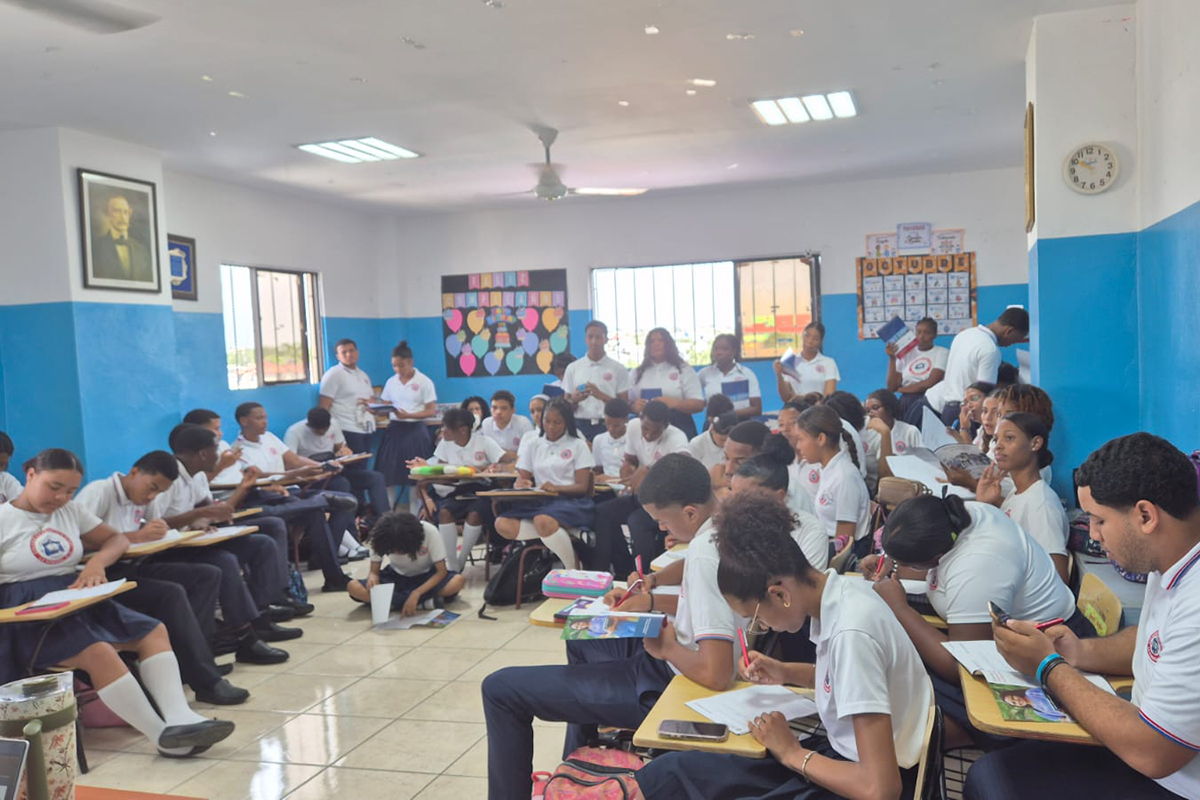 Presentación en el Colegio Evangélico Sinaí 