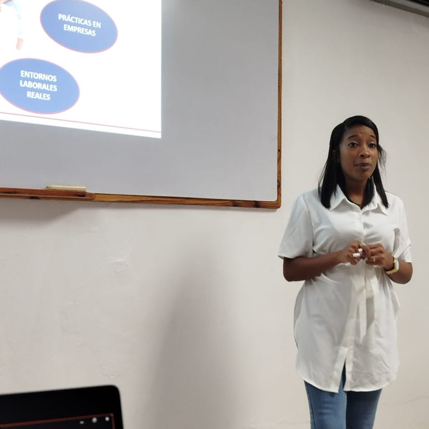 Marleny Cordero, asesora académica de UNIROMANA durante la presentación.