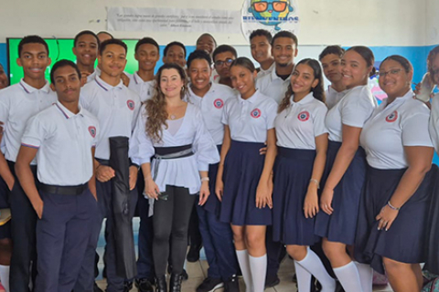 Presentación en el Colegio Evangélico Sinaí 